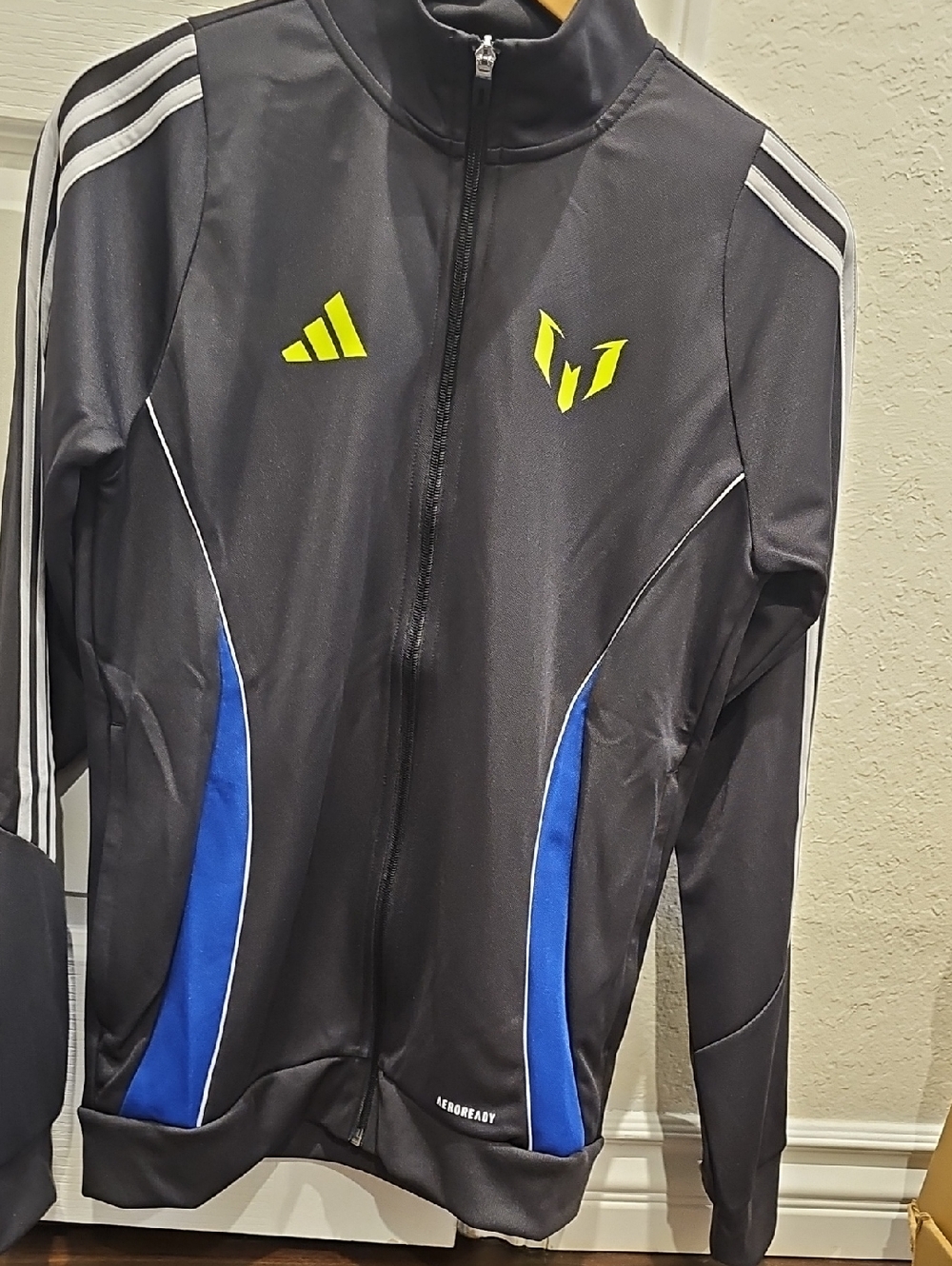 Messi Adidas 5-piece Gift Set Shirt, Jacket, Shorts, Pants And Bagpack Sz Small.